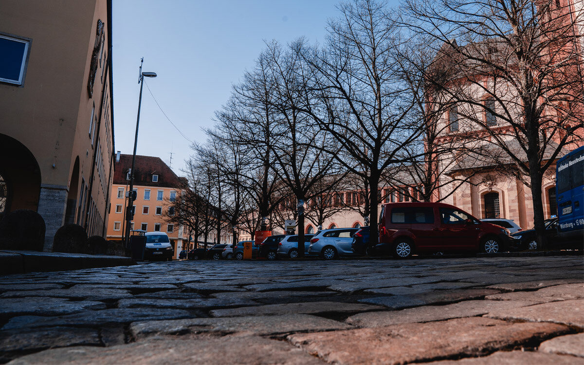 Hinter dem Dom in Würzburg am Paradeplatz sind Bäume und Autos auf dem Parkplatz Hinter dem Dom in Würzburg am Paradeplatz sind Bäume und Autos auf dem Parkplatz